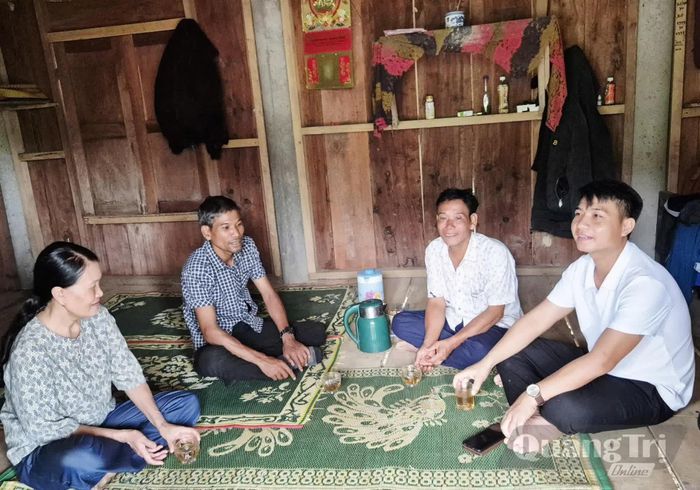 Lãnh đạo thôn Trại Cá trò chuyện, động viên gia đình ông Hồ Văn Thăm - Ảnh: K.S