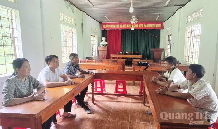 Lãnh đạo thôn Trại Cá cùng các hộ dân họp bàn, thống nhất diện tích hiến đất xây dựng nhà văn hóa - Ảnh: K.S