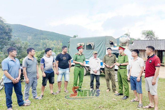 Công an xã tuyên truyền, phổ biến giáo dục pháp luật cho nhân dân bản Lọm Hỏm.