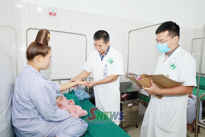 Bác sĩ Bệnh viện phong và Da liễu tỉnh thăm khám cho bệnh nhân.