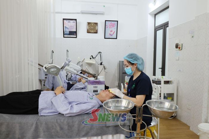 Bác sĩ Phòng Chăm sóc, thẩm mỹ da, Bệnh viện Phong và Da liễu tỉnh điều trị cho bệnh nhân.