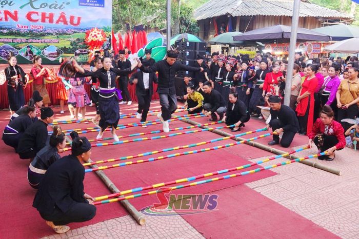 Nhân dân trải nghiệm nhảy sạp tại Ngày hội xoài Yên Châu năm 2026.
