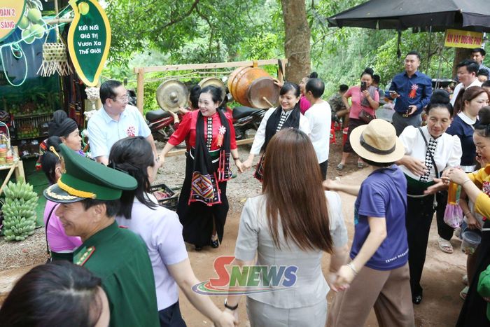 Nhân dân và du khách tham gia múa xòe tại Ngày hội xoài xã Yên Châu năm 2026.