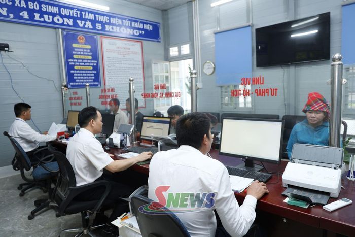 Trung tâm Phục vụ hành chính công xã Bó Sinh tiếp nhận và giải quyết các thủ tục liên quan đến đất đai cho nhân dân.
