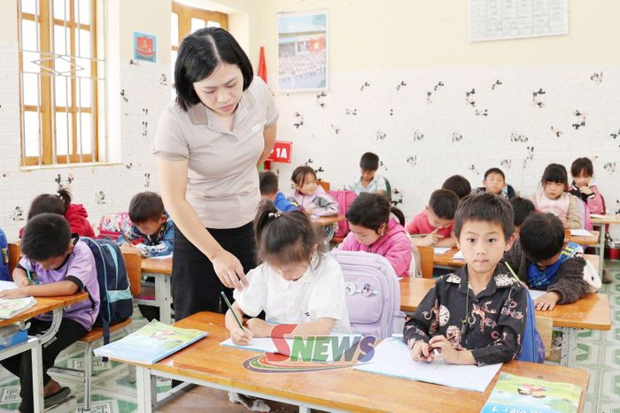 Giờ học tiếng Việt của cô và trò Trường PTDTBT Tiểu học Tà Xùa.