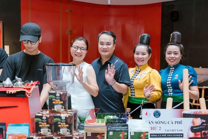 Gian hàng trưng bày sản phẩm cà phê của Hợp tác xã Aratay Coffee tại thành phố Hà Nội.