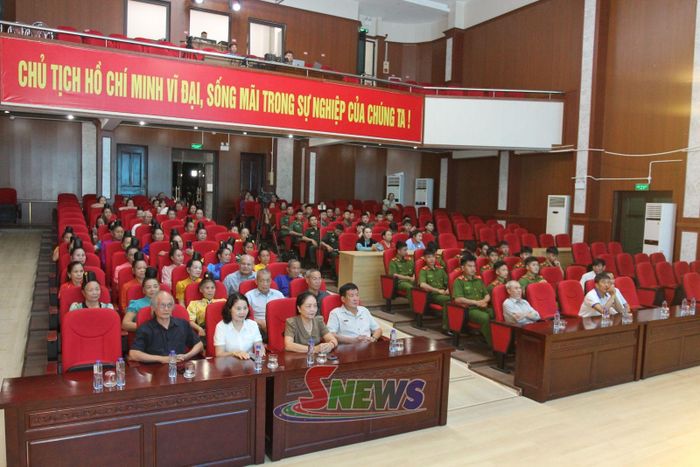 Các đại biểu theo dõi chương trình nghệ thuật “Vang mãi bài ca Người cao tuổi”