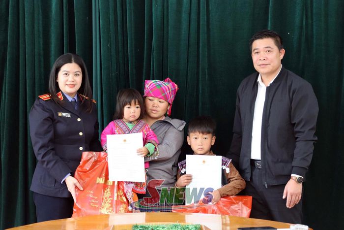 Đồng chí Nguyễn Thị Lan Hương, Phó Viện trưởng Viện Kiểm sát nhân dân khu vực 1 và đồng chí Lò Văn Thoa, Phó Chủ tịch UBND xã Ngọc Chiến trao giấy khai sinh cho 2 cháu.