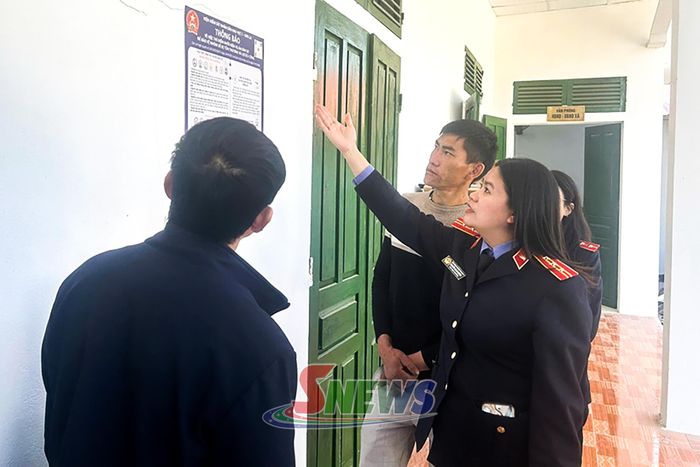 Viện Kiểm sát nhân dân khu vực 1 hướng dẫn người dân quét mã QR tìm hiểu Nghị quyết 205/2025/QH15 và cung cấp thông tin cho Viện kiểm sát.