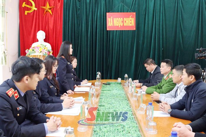 Viện Kiểm sát nhân dân khu vực 1 – Sơn La làm việc với UBND xã Ngọc Chiến.