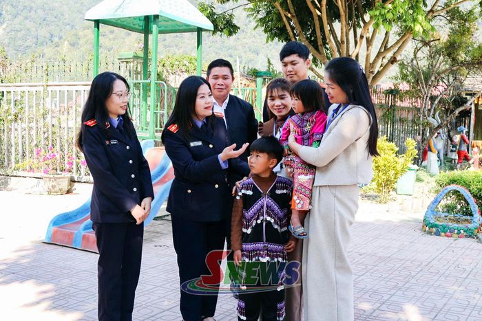 Viện Kiểm sát nhân dân khu vực 1 phối hợp cùng UBND xã Ngọc Chiến đưa 2 cháu đến trường học.