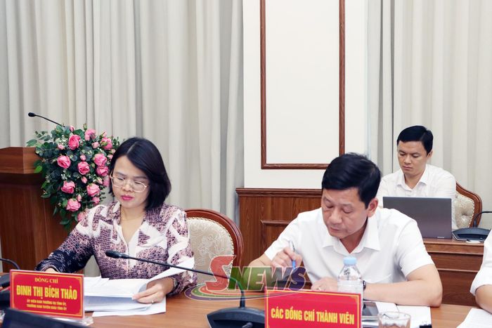 Các đại biểu dự cuộc họp.