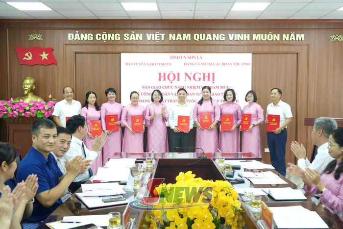 Đồng chí Đinh Thị Bích Thảo trao quyết định điều động cán bộ, công chức.