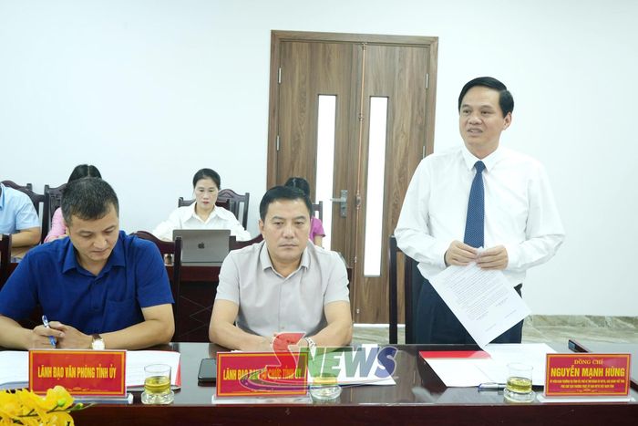 Đồng chí Nguyễn Mạnh Hùng trao đổi, thống nhất nội dung bàn giao tại hội nghị.