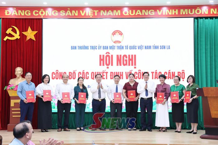Công bố các quyết định của Ban Thường trực Ủy ban MTTQ Việt Nam tỉnh về việc tiếp nhận, điều động, bổ nhiệm công chức, lãnh đạo, quản lý.