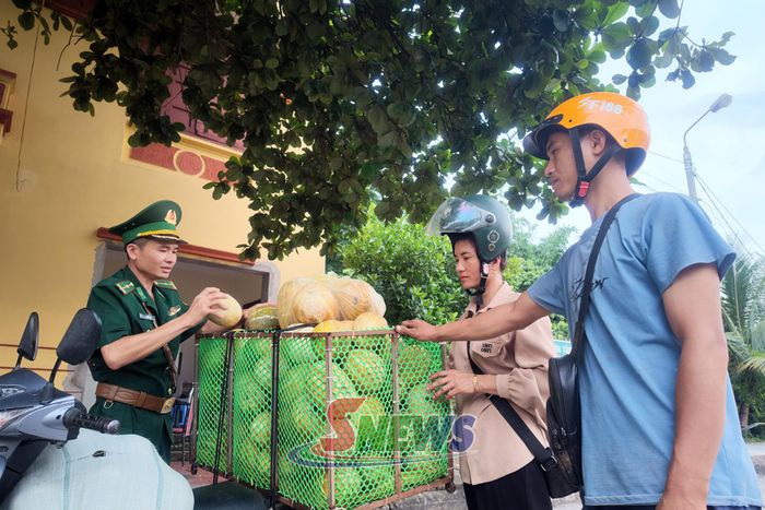 Cán bộ Trạm Kiếm soát Cửa khẩu Chiềng Khương giải quyết thủ tục, tạo thuận lợi cho nhân dân hai bên biên giới giao thương đúng pháp luật.