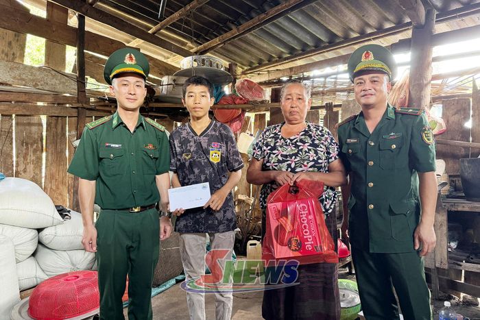 Cán bộ Đồn Biên phòng Cửa khẩu Chiềng Khương thăm, động viên con nuôi Biên phòng Việt Nam tại huyện Mường Ét, tỉnh Hủa Phăn, Lào.