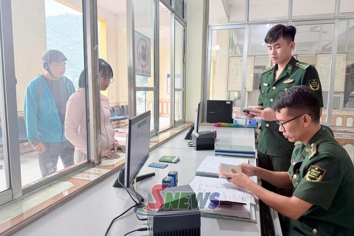 Cán bộ Trạm Kiếm soát Cửa khẩu Chiềng Khương ứng dụng công nghệ thông tin trong kiểm soát xuất nhập cảnh.