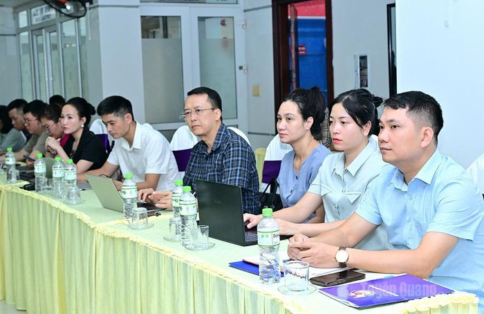 Lãnh đạo Hội Nhà báo tỉnh Tuyên Quang dự khai mạc lớp bồi dưỡng cùng các học viên.