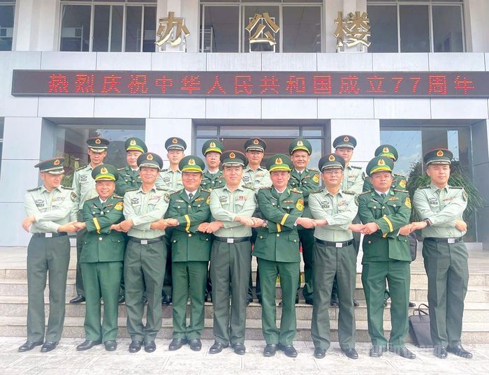 Đại biểu hai bên chụp ảnh lưu niệm, thể hiện tinh thần đoàn kết, hữu nghị xây dựng biên giới Việt Nam - Trung Quốc hòa bình, ổn định, phát triển.