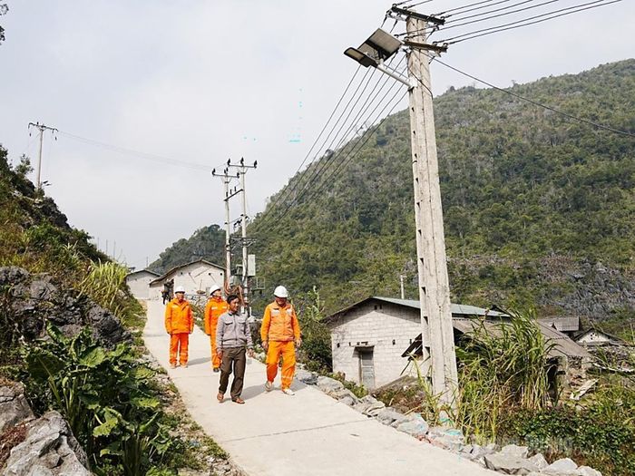 Công ty Điện lực Tuyên Quang nỗ lực cấp điện cho thôn Nhìa Lũng Phìn, xã Đồng Văn.