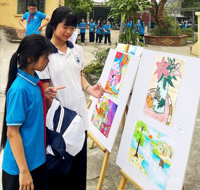 Học sinh phân hiệu Trung Môn, Trường THCS Ỷ La trong ngày hội Stem. Ảnh: Quỳnh Hương