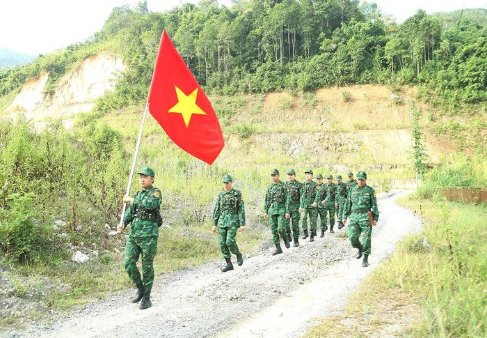 Cán bộ Đồn Biên phòng Cửa khẩu quốc tế Thanh Thủy tham gia tuần tra liên hợp.