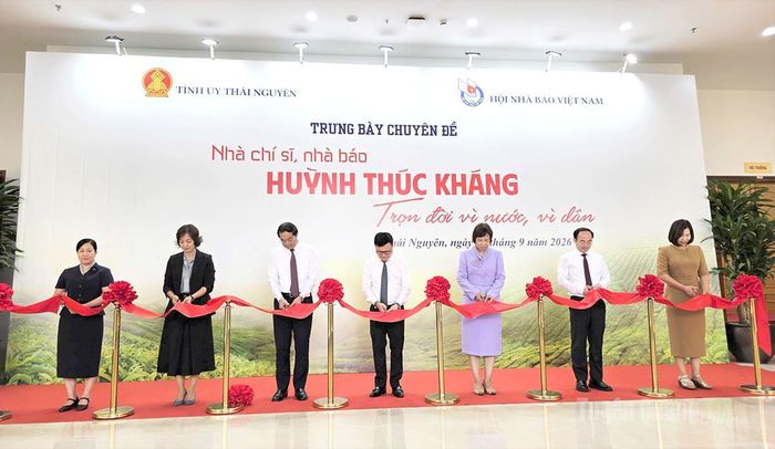 Các đồng chí lãnh đạo Báo Nhân Dân, Tỉnh ủy Thái Nguyên và đại biểu cắt băng khai mạc trưng bày chuyên đề.