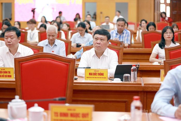 Đồng chí Giám đốc Báo và phát thanh, truyền hình Tuyên Quang Mai Đức Thông cùng các đại biểu dự hội thảo.