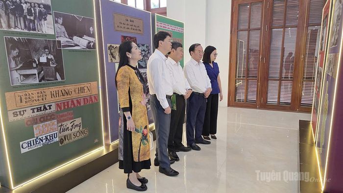 Đồng chí Giám đốc Báo và phát thanh, truyền hình Tuyên Quang Mai Đức Thông tham quan gian trưng bày chuyên đề.