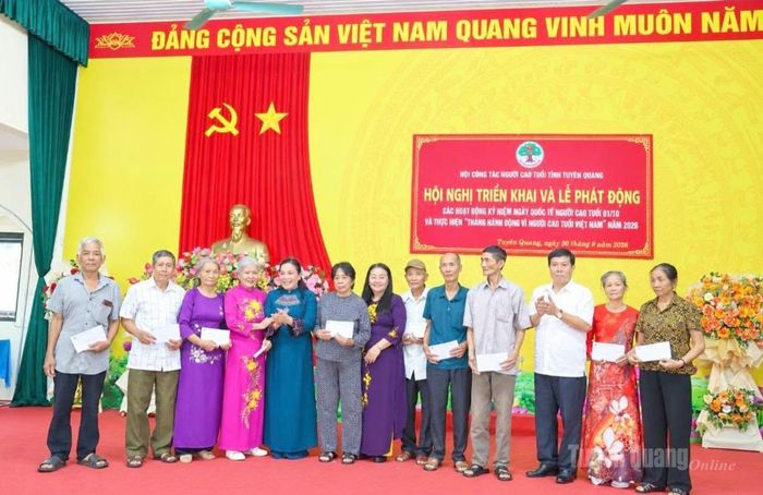 Ban tổ chức trao 10 suất quà tặng NCT có hoàn cảnh khó khăn ở phường An Tường, xã Yên Sơn và xã Thái Bình.
