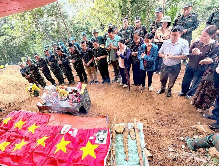 Lực lượng chức năng thực hiện cất bốc, quy tập hai hài cốt liệt sĩ.