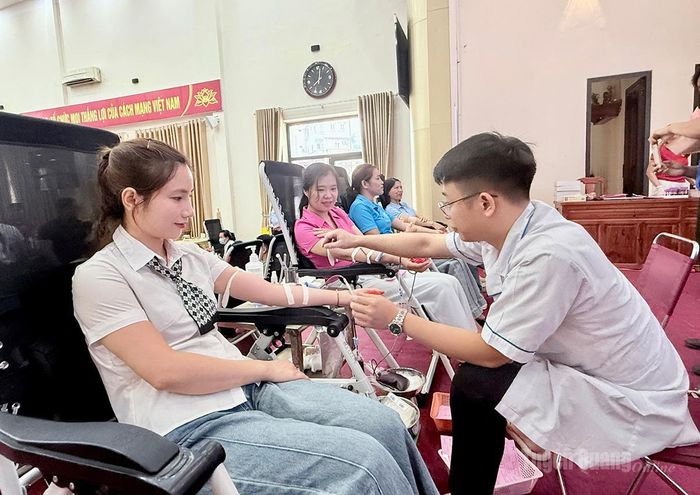 Cán bộ giáo viên trường Tiểu học Bắc Mục hiến máu tại Ngày hội.