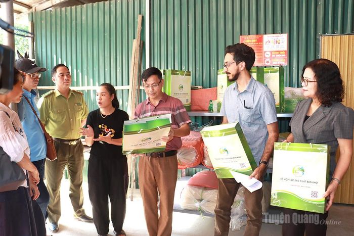 Đoàn công tác tham quan cơ sở làm bún khô tại thôn Hồng Minh, xã Tùng Bá.