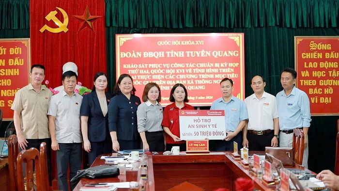 Dịp này, Agribank Chi nhánh Tuyên Quang và Đoàn ĐBQH khoá XVI tỉnh Tuyên Quang trao 50 triệu đồng hỗ trợ an sinh xã hội trên địa bàn xã Thông Nguyên.