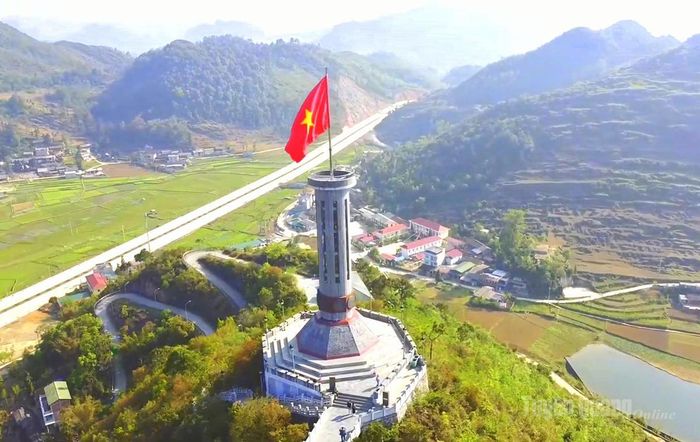 Người cao tuổi được miễn phí vé tham quan Khu di tích Cột cờ Quốc gia Lũng Cú.