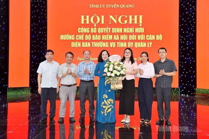 Liên chi Hội Nhà báo Báo và phát thanh, truyền hình Tuyên Quang tặng hoa đồng chí Ngô Thị Thu Hà.