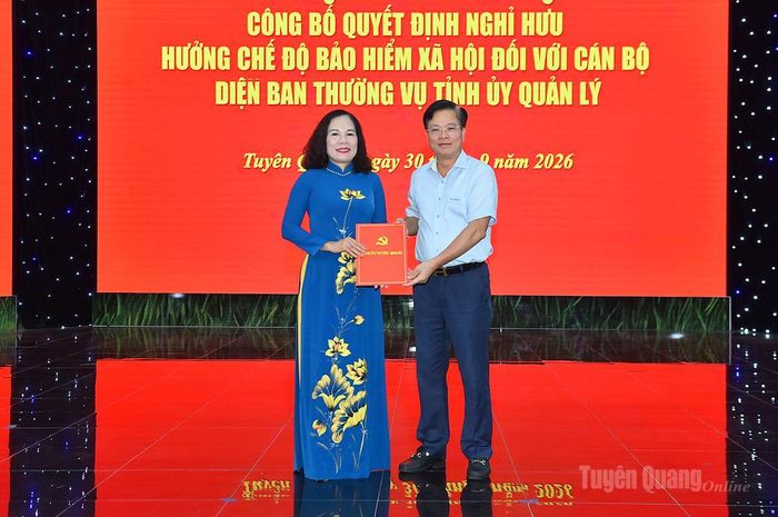 Đồng chí Trần Quang Minh, Trưởng Ban Tổ chức Tỉnh ủy trao Quyết định nghỉ hưu cho đồng chí Ngô Thị Thu Hà.