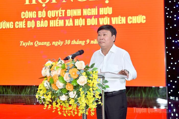 Đồng chí Mai Đức Thông, Giám đốc Báo và phát thanh, truyền hình Tuyên Quang phát biểu tại hội nghị.