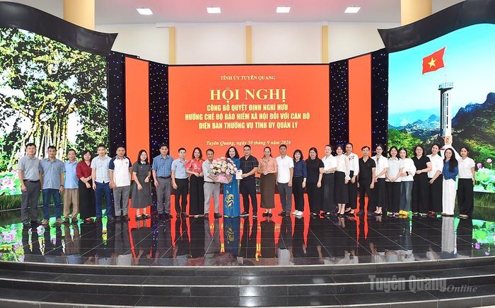 Phòng Phóng viên Báo và phát thanh, truyền hình Tuyên Quang tặng hoa đồng chí Ngô Thị Thu Hà.