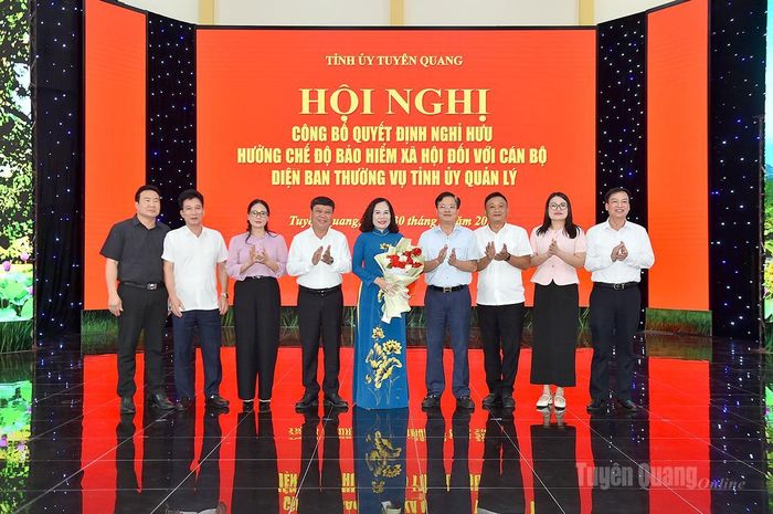 Đồng chí Trần Quang Minh, Trưởng Ban Tổ chức Tỉnh ủy và các đồng chí Ban Giám đốc Báo và phát thanh, truyền hình Tuyên Quang tặng hoa chúc mừng đồng chí Ngô Thị Thu Hà.