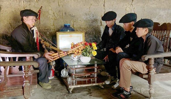Nghệ nhân Ưu tú Vàng Chá Thào hướng dẫn học sinh thổi khèn Mông.