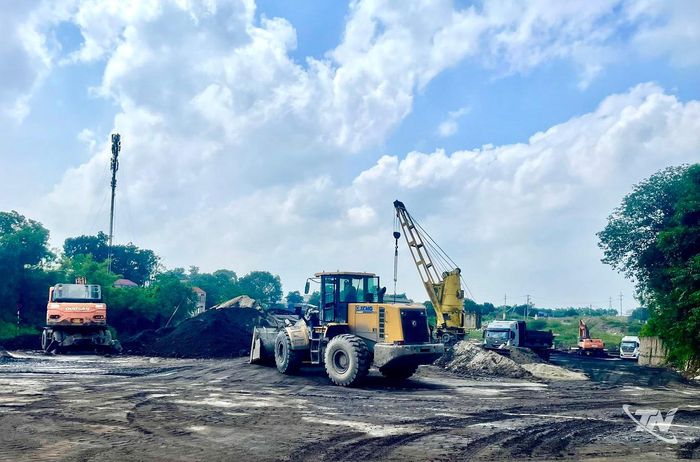 Vận tải đường thủy giảm áp lực cho vận tải đường bộ.