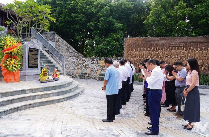 Các đại biểu tham dự Hội thảo dâng hương tưởng niệm nhà báo Huỳnh Thúc Kháng và các thế hệ nhà báo cách mạng.