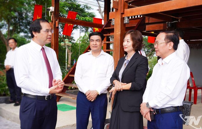 Đồng chí Trịnh Xuân Trường, Ủy viên Trung ương Đảng, Bí thư Tỉnh ủy trao đổi với các đại biểu.