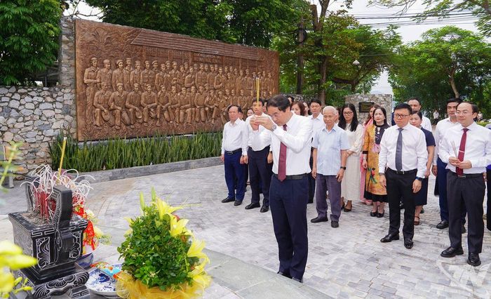 Đồng chí Trịnh Xuân Trường, Ủy viên Trung ương Đảng, Bí thư Tỉnh ủy Thái Nguyên dâng hương tưởng niệm nhà báo Huỳnh Thúc Kháng và các thế hệ nhà báo cách mạng.