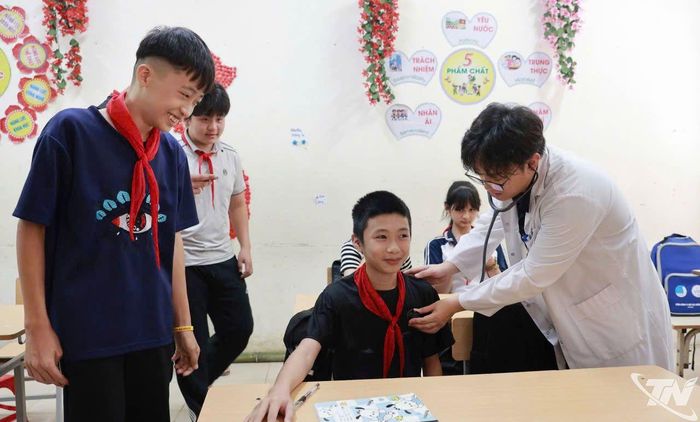 Khám sàng lọc bệnh tim mạch cho học sinh Trường Phổ thông Dân tộc bán trú Tiểu học và THCS Nà Khoang.
