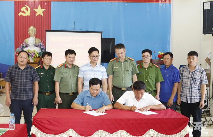 Đại diện Tổ tự quản ký quy chế phối hợp với UBND xã Sảng Mộc tại Lễ ra mắt mô hình “Xóm đạo tự quản về an ninh, trật tự” xóm Khuổi Mèo.