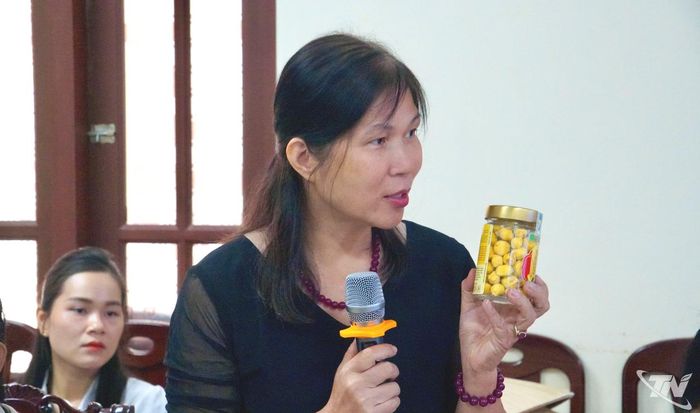 Đại biểu hợp tác xã thành phố Hà Nội giới thiệu sản phẩm chủ lực tại Hội nghị.