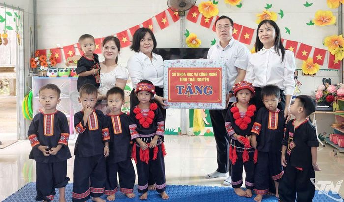 Lãnh đạo Sở Khoa học và Công nghệ tỉnh Thái Nguyên bàn giao thiết bị.